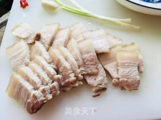 莲花白回锅肉的做法步骤：3