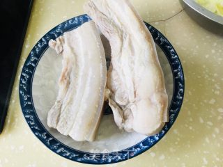 莲花白回锅肉的做法步骤：2
