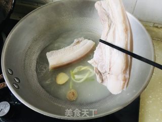 莲花白回锅肉的做法步骤：1