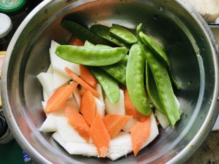 山药炒荷兰豆的做法步骤：1