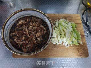 葱爆羊肉的做法步骤：2