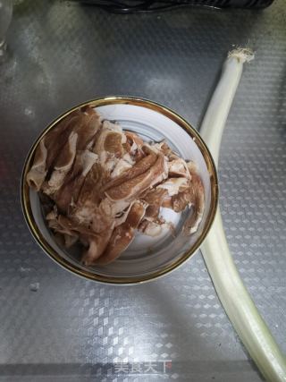 葱爆羊肉的做法步骤：1
