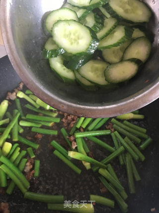 黄瓜蒜苔炒肉末的做法步骤：5