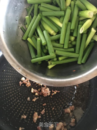 黄瓜蒜苔炒肉末的做法步骤：4