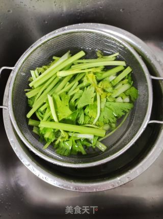 芹菜馄饨的做法步骤：1