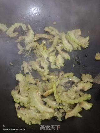 豆豉炒苦瓜的做法步骤：6