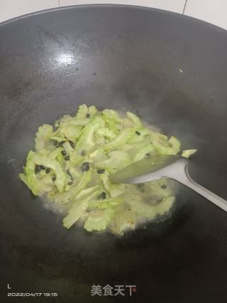 豆豉炒苦瓜的做法步骤：4