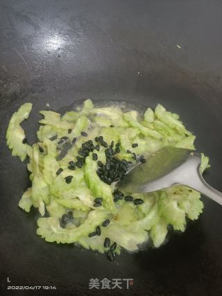 豆豉炒苦瓜的做法步骤：3