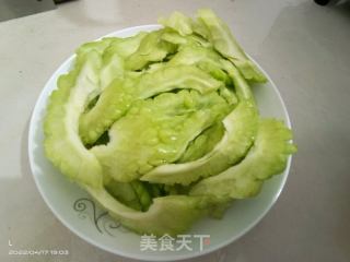 豆豉炒苦瓜的做法步骤：1