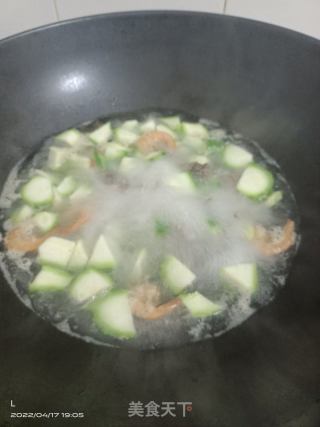 鸭头虾干丝瓜汤的做法步骤：3
