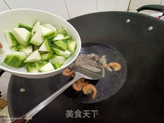 鸭头虾干丝瓜汤的做法步骤：2