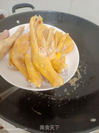 香酥炸鸭脚的做法步骤：1