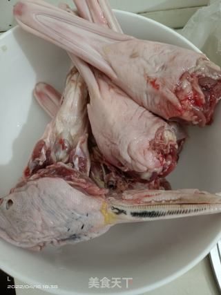 香酥鸭下巴的做法步骤：1