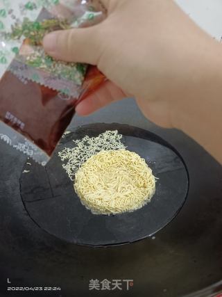 小龙虾味拌面的做法步骤：1