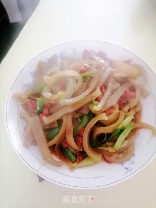 蒜苗炒猪皮的做法