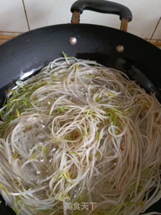 豉香豆芽儿的做法步骤：1