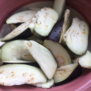 醋溜茄子的做法步骤：1