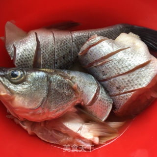 红烧海鲈鱼的做法步骤：1