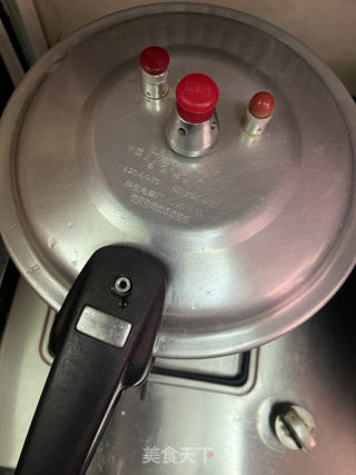 梅菜焖猪脚的做法步骤：12