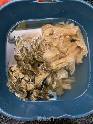 梅菜焖猪脚的做法步骤：1