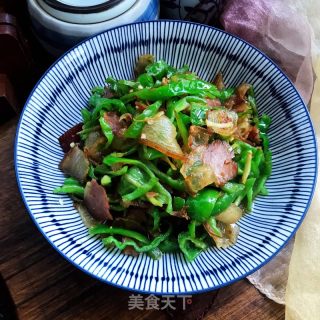 四川腊肉炒青椒的做法