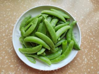 虾仁白果炒甜豆的做法步骤：1