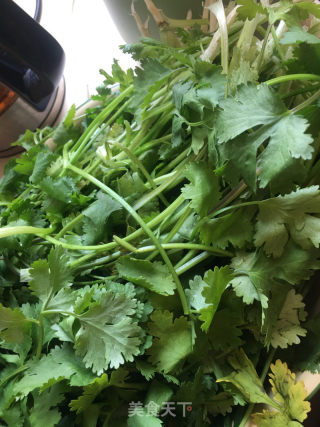 萝卜香菜牛肉水煎饺的做法步骤：2