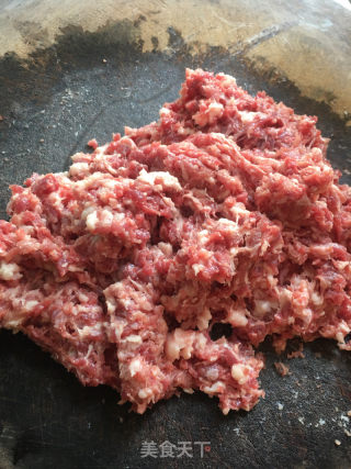 萝卜香菜牛肉水煎饺的做法步骤：1