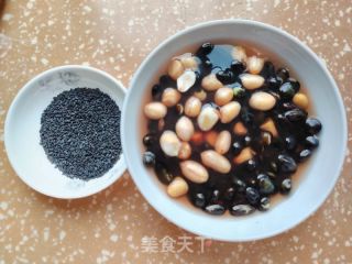 黑芝麻花生黑豆浆的做法步骤：1