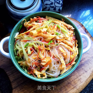 鸡蛋皮黄瓜拌粉丝的做法步骤：11