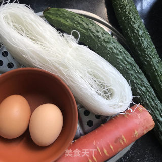 鸡蛋皮黄瓜拌粉丝的做法步骤：1