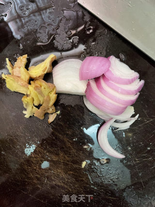 五指毛桃鸡腿的做法步骤：2