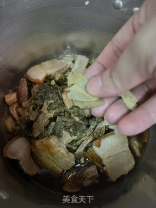 梅菜焖五花肉的做法步骤：9