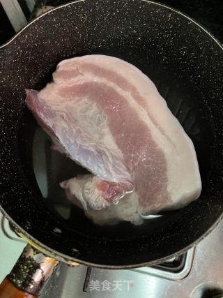 梅菜焖五花肉的做法步骤：2