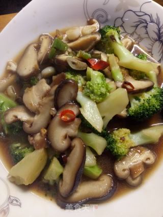 蚝油西兰花炒香菇的做法