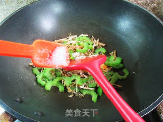笋干菜炒苦瓜的做法步骤：8