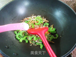 笋干菜炒苦瓜的做法步骤：7