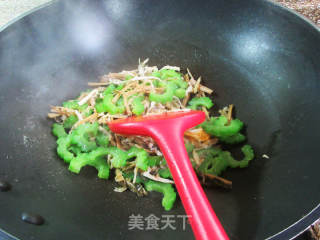笋干菜炒苦瓜的做法步骤：5