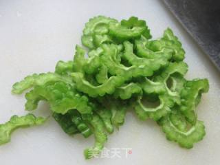 笋干菜炒苦瓜的做法步骤：3