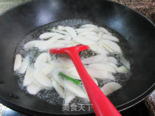 蒜薹炒茭白的做法步骤：4