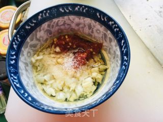 蒜蓉辣酱蒸金针菇的做法步骤：2