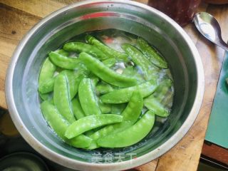 蒜香荷兰豆的做法步骤：3