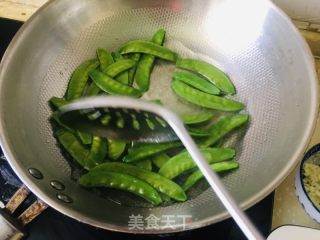 蒜香荷兰豆的做法步骤：2