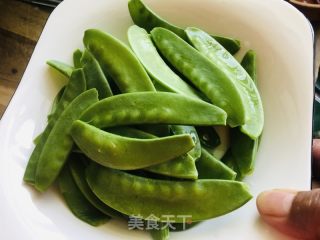 蒜香荷兰豆的做法步骤：1