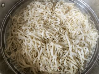 西红柿豆芽肉丝蒸卤面的做法步骤：17