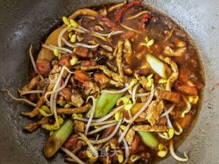 西红柿豆芽肉丝蒸卤面的做法步骤：16