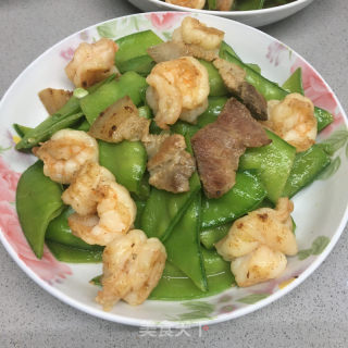 五花肉炒荷兰豆虾仁的做法