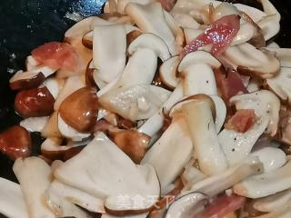 广味香肠炒松茸的做法步骤：6