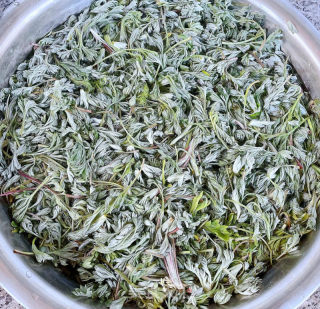 粉蒸白蒿的做法步骤：2