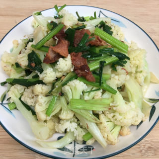 香芹油渣炒花菜的做法